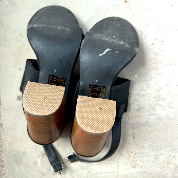 Le Chateau Block Heel Sandals - size 7 - Picture 3 of 3